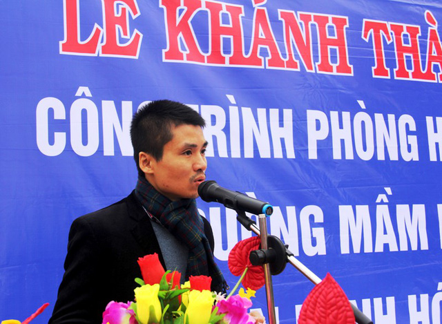 Nhà báo Phạm Tuấn Anh, Phó Tổng biên tập Báo Dân trí phát biểu tại buổi Lễ khánh thành "phòng học Dân trí" tại bản Sy
