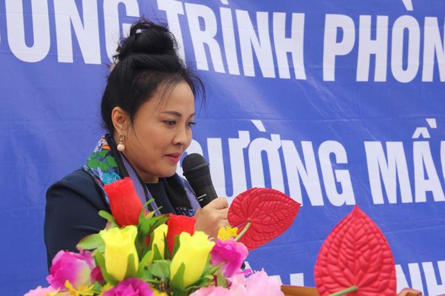 Bà Nguyễn Kim Thúy, Chủ tịch HĐQT kiêm Tổng giám đốc Tập đoàn Đỉnh Vàng rất xúc động vì Tập đoàn đã giúp đỡ được một phần nhỏ bé để các cháu học sinh ở bản nghèo có được một căn phòng học mới khang trang